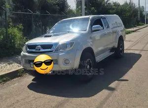 Toyota Hilux 2.5 D-4D 4X4 SRX 2011 Silver