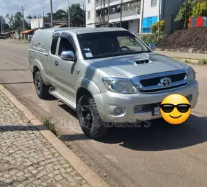 Toyota Hilux 2.5 D-4D 4X4 SRX 2011 Silver