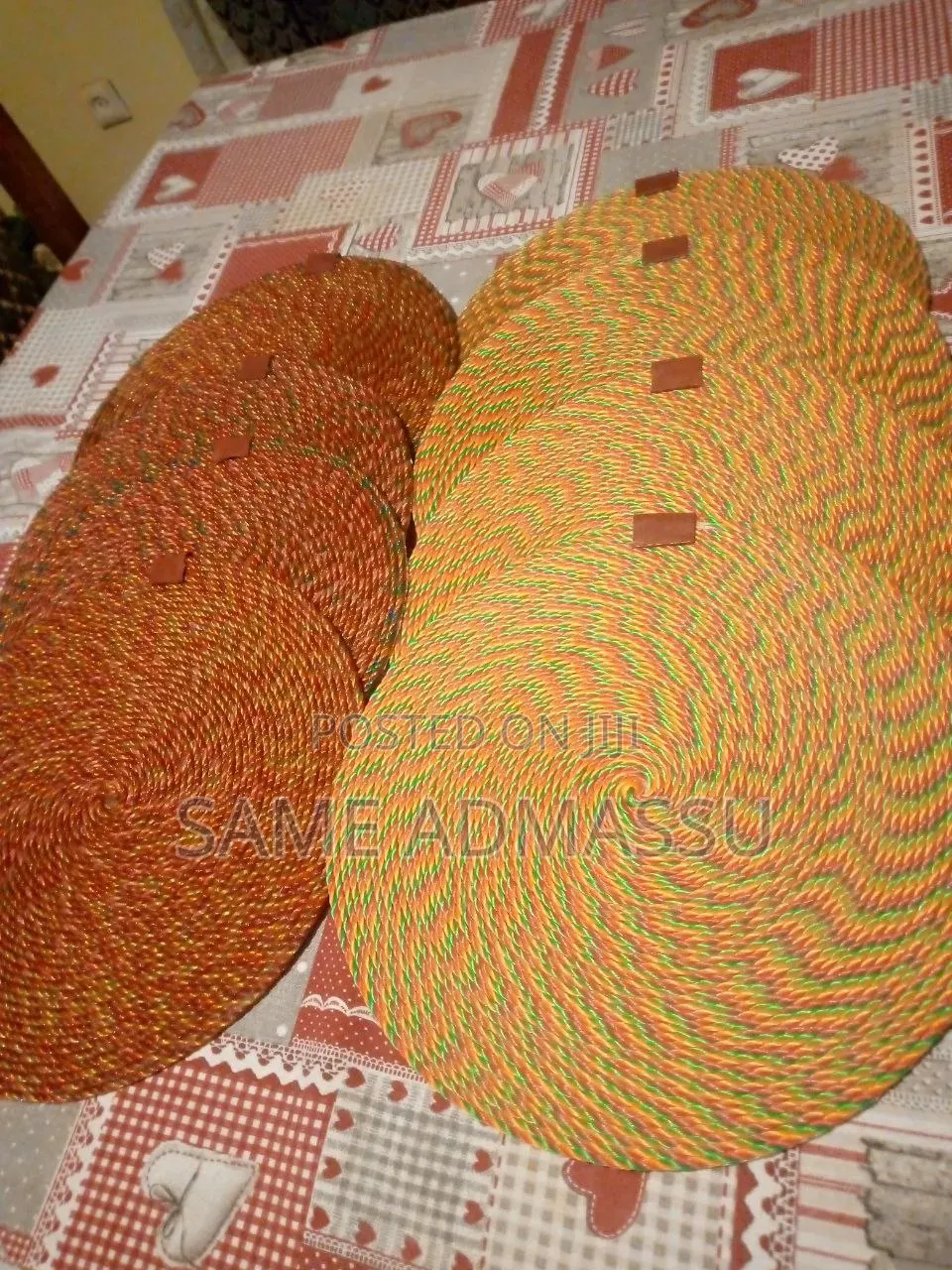 በእጄ ተሰሩ የጠረጴዛ ላይ ምንጣፎች ከሳንሰር የሚቀመጡ