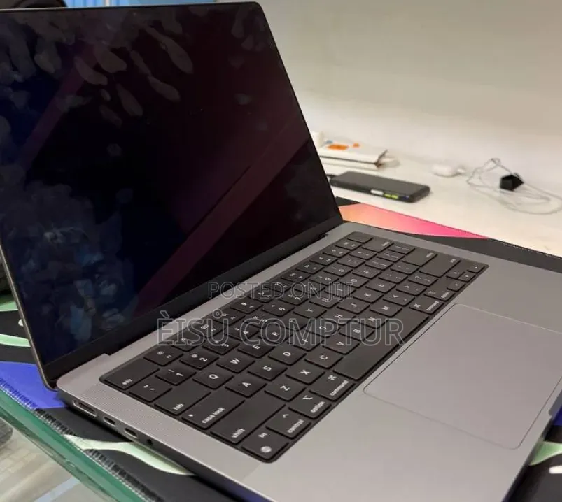 New Laptop Apple MacBook Pro 2023 M3 8GB Apple M3 Pro SSD 512GB