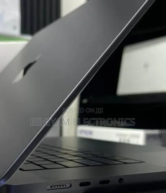 New Laptop Apple MacBook Pro 2024 M4 Max 48GB Apple M4 Max SSD 2T