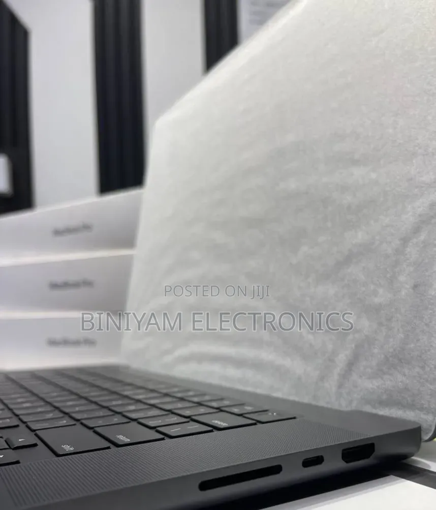 New Laptop Apple MacBook Pro 2024 M4 Max 48GB Apple M4 Max SSD 2T