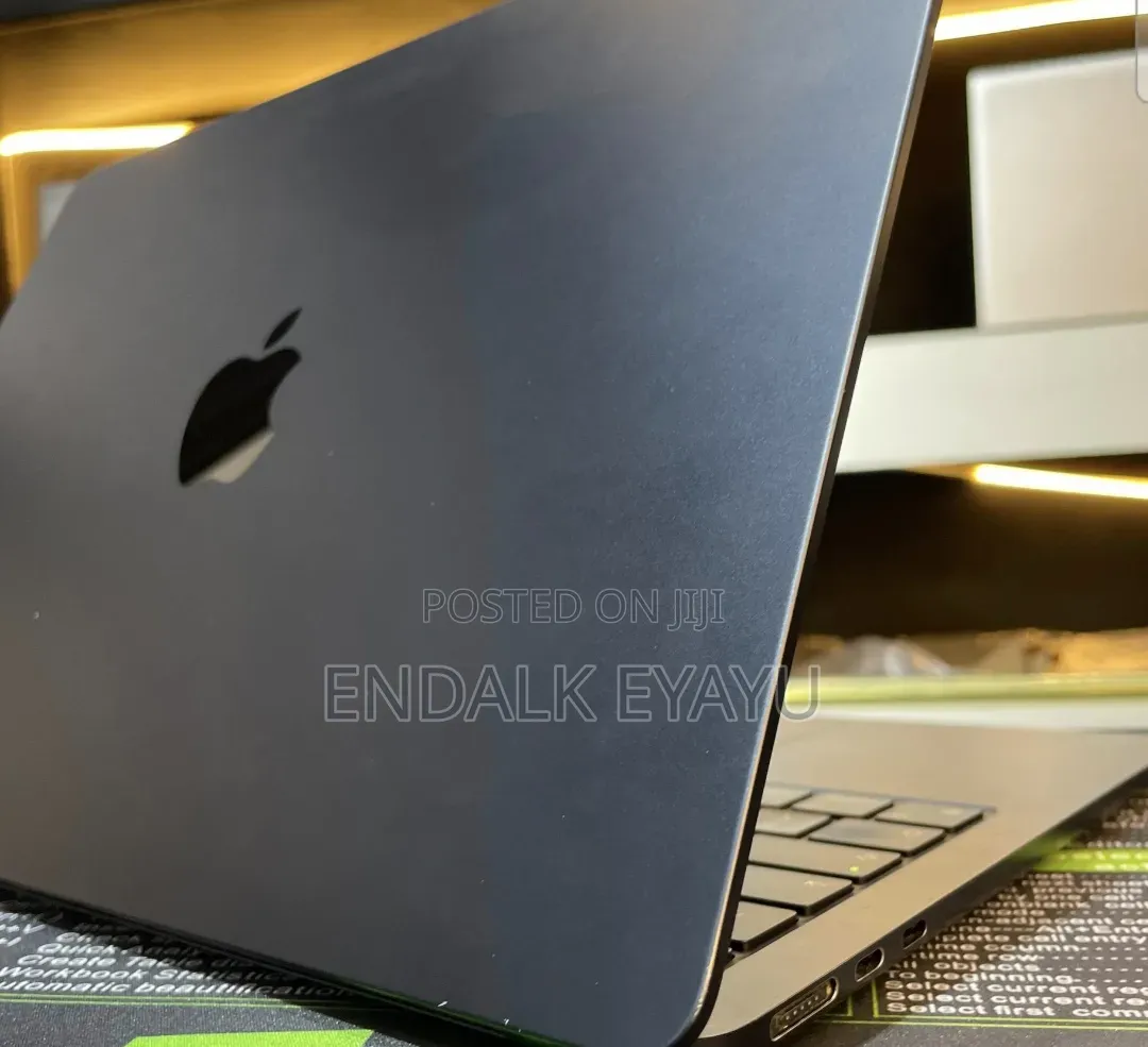 New Laptop Apple MacBook Air 2022 M2 8GB Apple M2 SSD 512GB