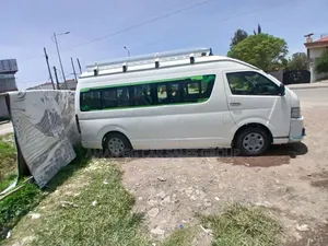 Toyota HiAce 2016 White