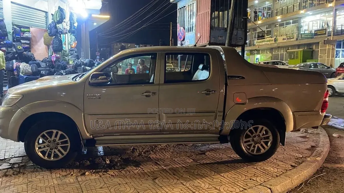 Toyota Hilux 2014 Purple