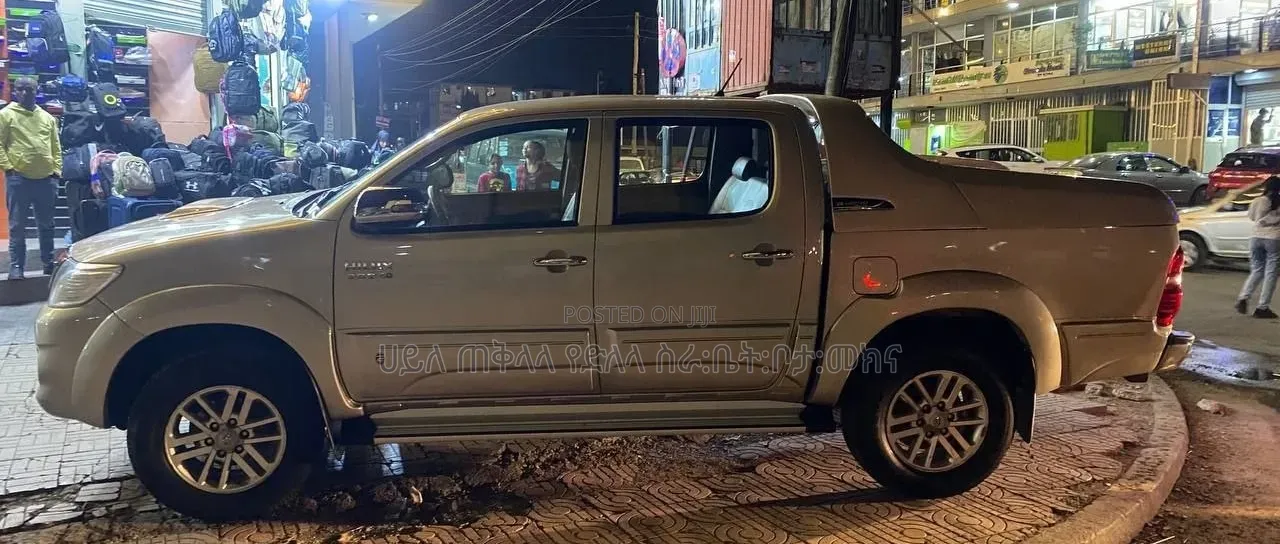 Toyota Hilux 2014 Purple