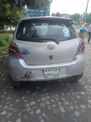 Toyota Yaris Base Sedan 4dr 2010 Silver