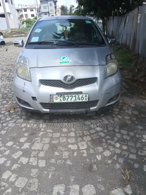 Toyota Yaris Base Sedan 4dr 2010 Silver