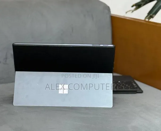 New Laptop Microsoft Surface Pro 9 8GB Intel Core i5 SSD 256GB
