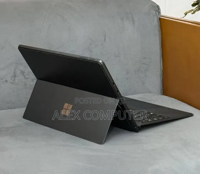 New Laptop Microsoft Surface Pro 9 8GB Intel Core i5 SSD 256GB