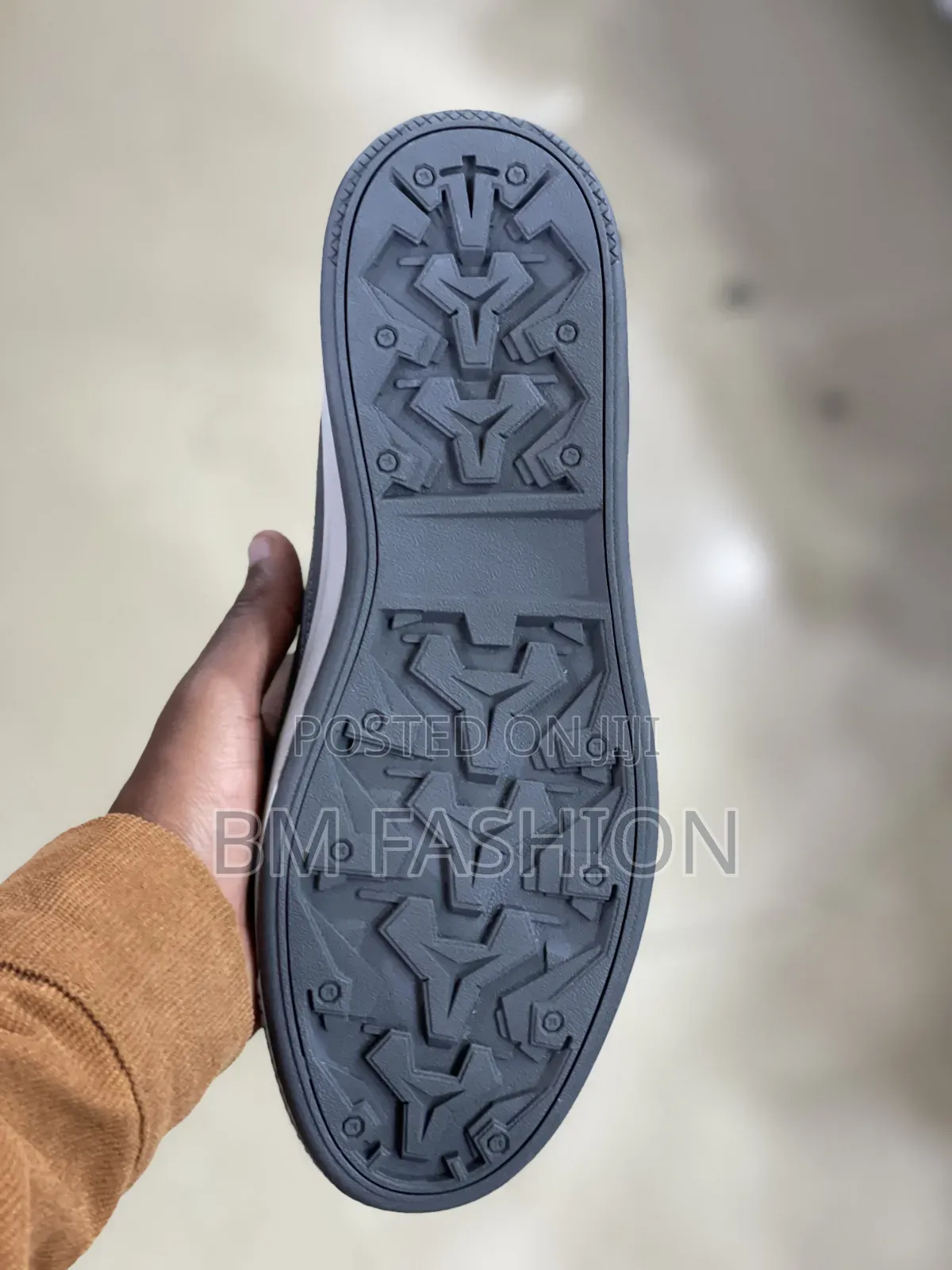 New Arrival Caterpillar Casual Leather Sneaker With a White Flat Sole