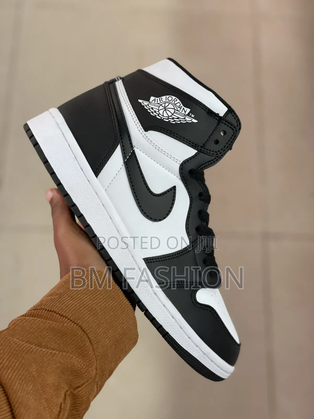 High-Top Nike Air Jordan 1 Sneakers Classic Black and White Leather