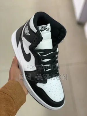 High-Top Nike Air Jordan 1 Sneakers Classic Black and White Leather