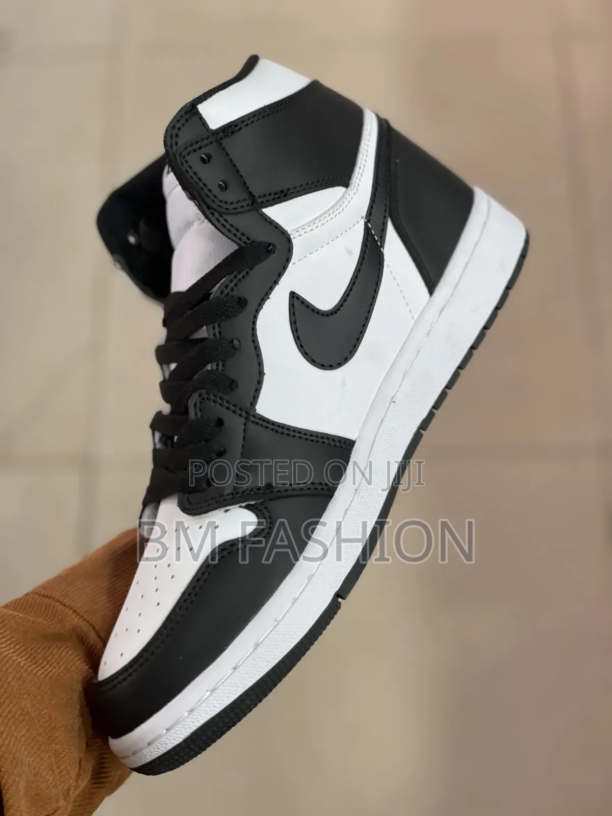 High-Top Nike Air Jordan 1 Sneakers Classic Black and White Leather
