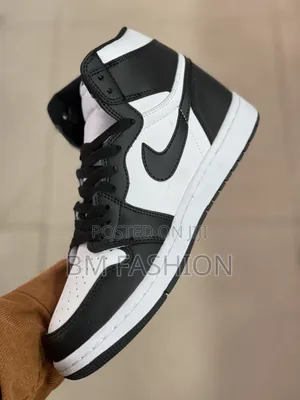 High-Top Nike Air Jordan 1 Sneakers Classic Black and White Leather