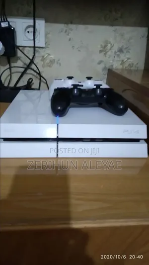 ፅድት ያለ Ps 4 Slim እኛ ጋር አለ