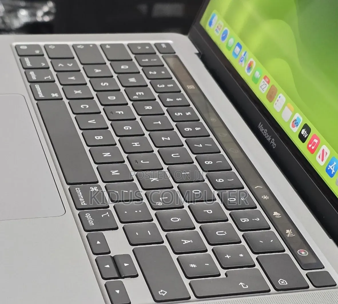 New Laptop Apple MacBook Pro 2020 M1 8GB Apple M1 SSD 256GB
