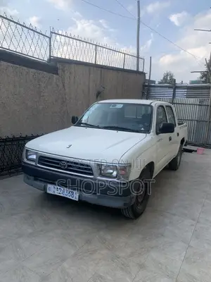 Toyota Hilux 1999 White