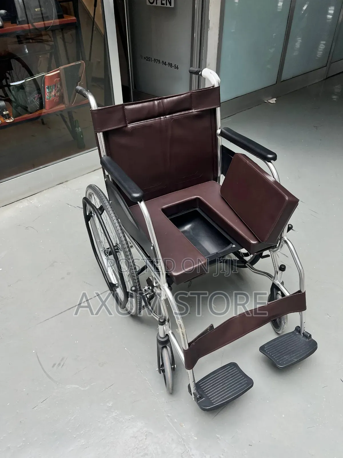 ባለ ቆዳ መቀመጫ የመፀዳጃ ዊልቸር — Luxury Leather Commode Chair