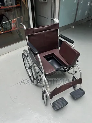 ባለ ቆዳ መቀመጫ የመፀዳጃ ዊልቸር — Luxury Leather Commode Chair