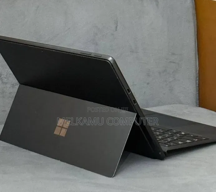 New Laptop Microsoft Surface Pro 9 8GB Intel Core i5 SSD 256GB