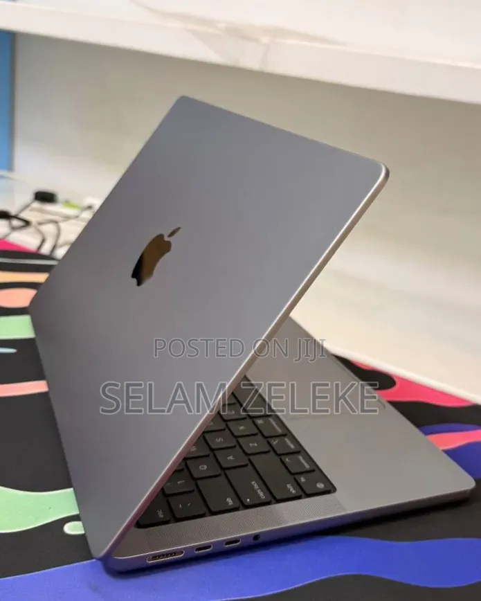 New Laptop Apple MacBook Pro 2023 M3 8GB Apple M3 Pro SSD 512GB