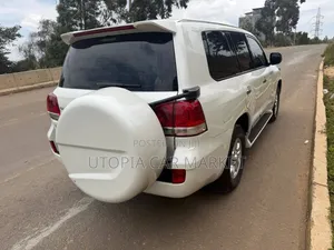 Toyota Land Cruiser 2010 White