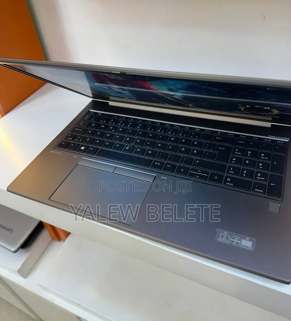 New Laptop HP ZBook Firefly G8 16GB Intel Core i7 SSD 512GB