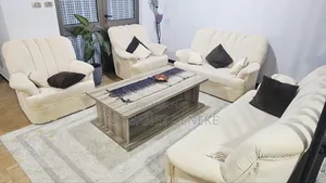 በመጠኑ ጥቅም ላይ የዋለ ሶፋ