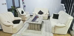 በመጠኑ ጥቅም ላይ የዋለ ሶፋ