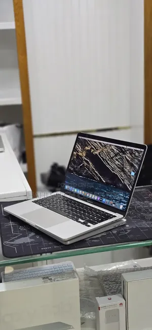 New Laptop Apple MacBook Pro 2020 32GB Intel Core i7 SSD 512GB