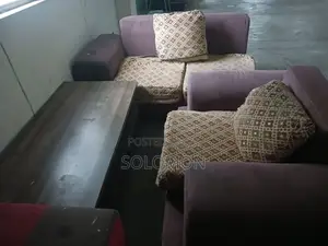 ሶፍ እናንተ ሶፍ መሀል የሚቀመጥ ጠረጴዛ