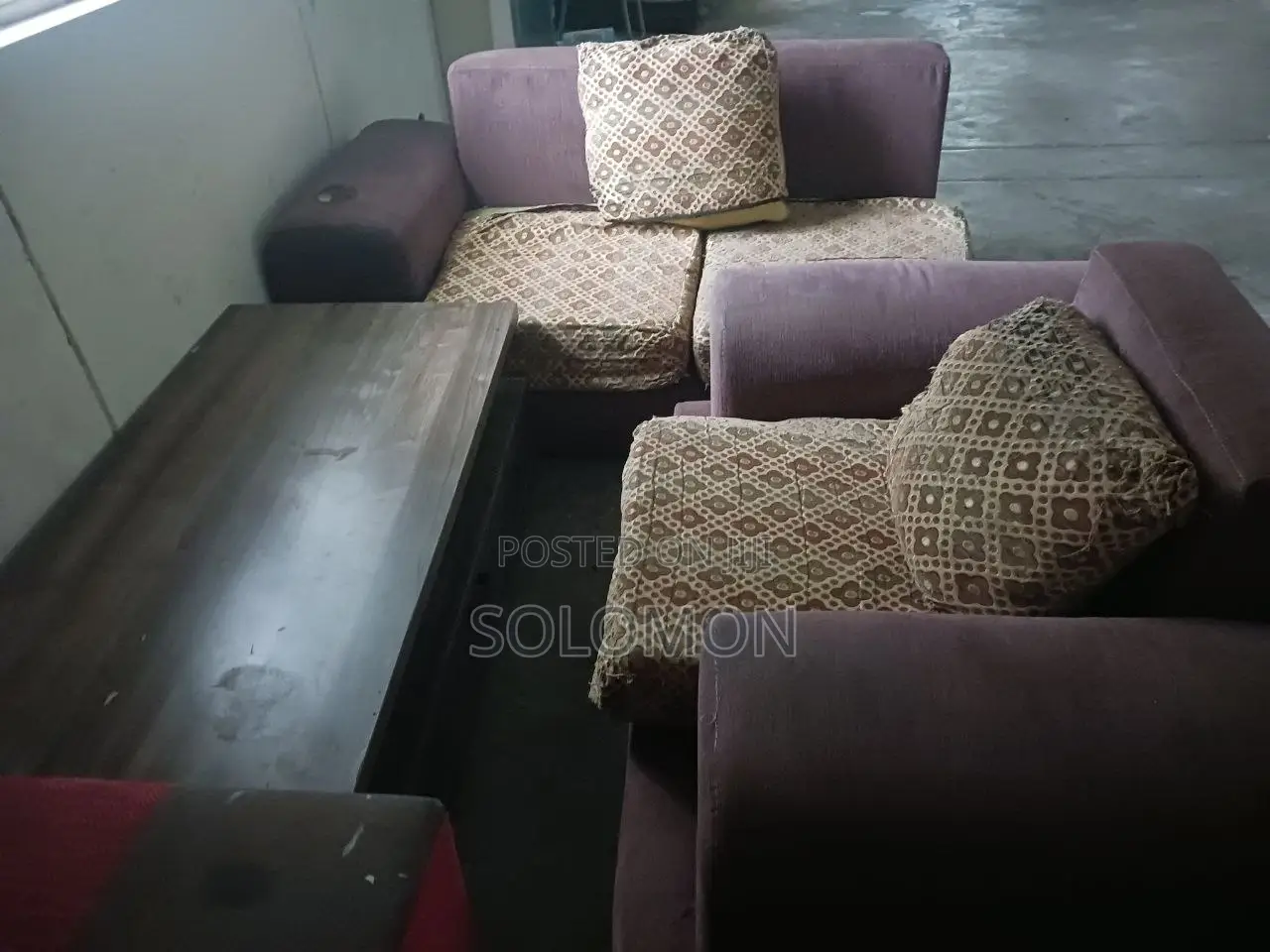 ሶፍ እናንተ ሶፍ መሀል የሚቀመጥ ጠረጴዛ