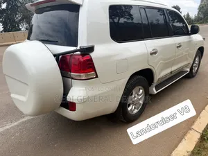 Toyota Land Cruiser 2011 White