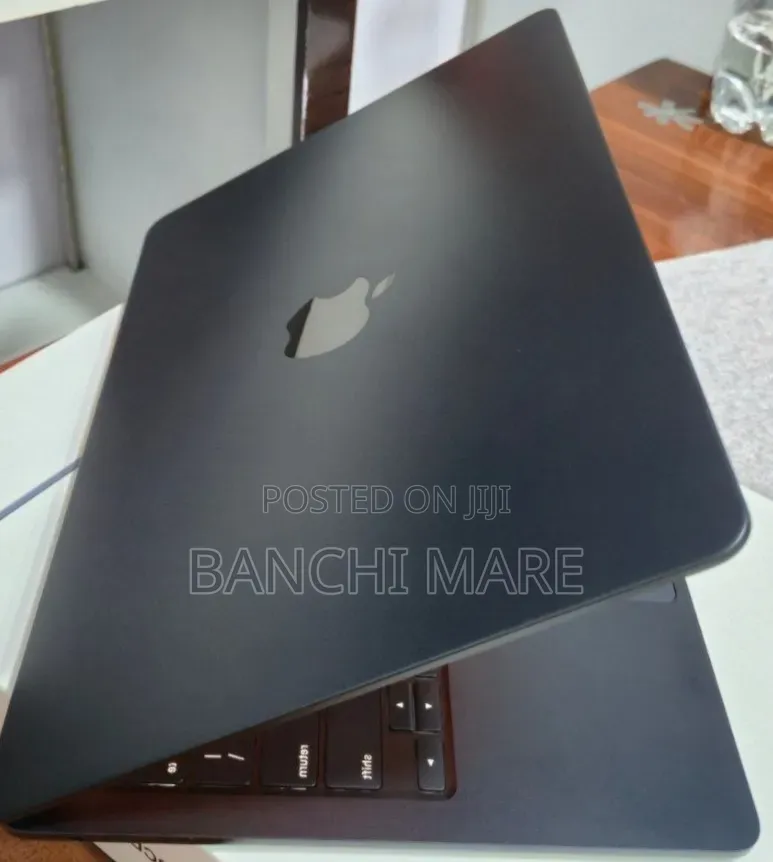 New Laptop Apple MacBook Air 2022 M2 8GB Apple M2 SSD 256GB