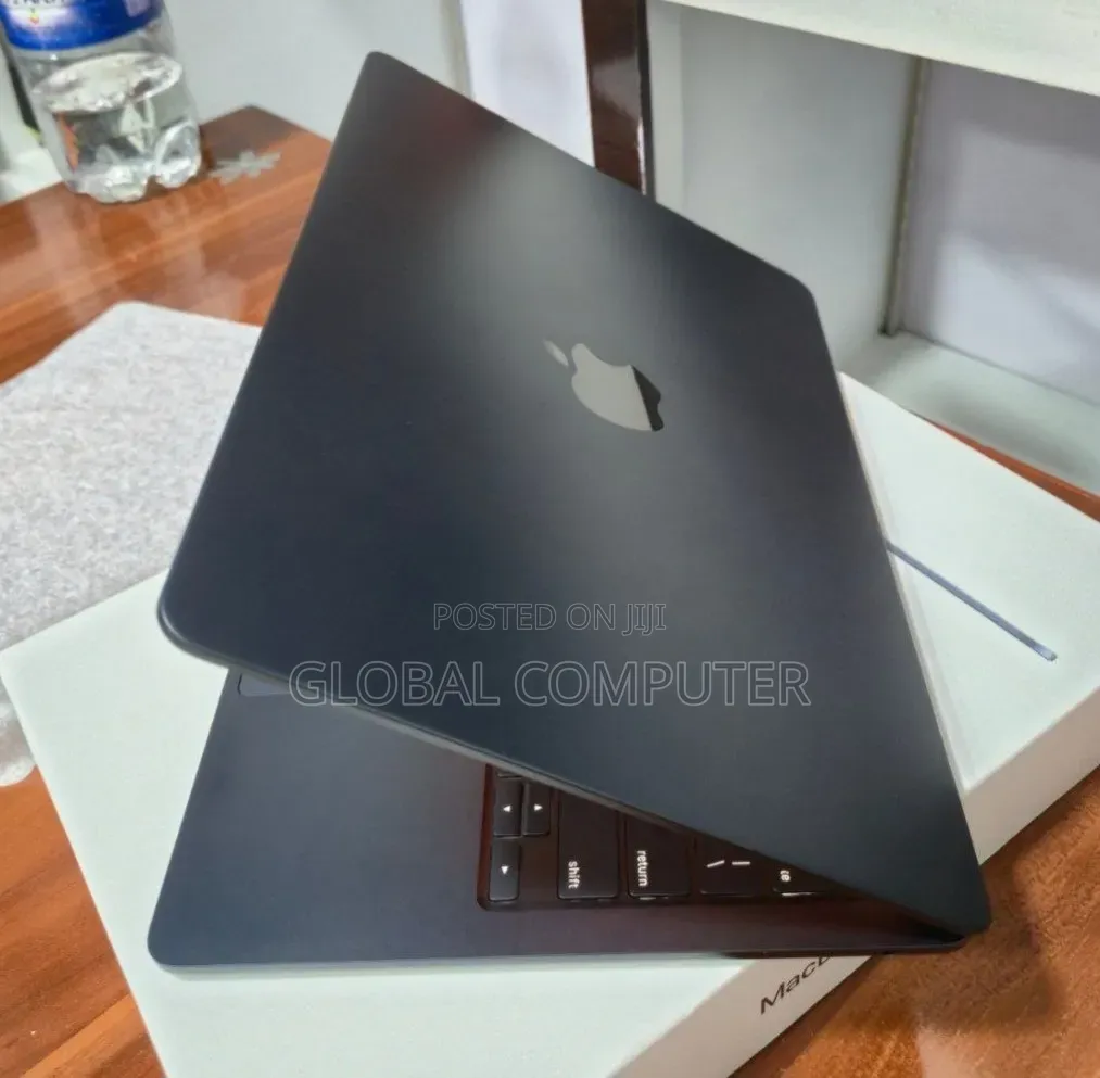 New Laptop Apple MacBook Air 2022 M2 8GB Apple M2 SSD 256GB
