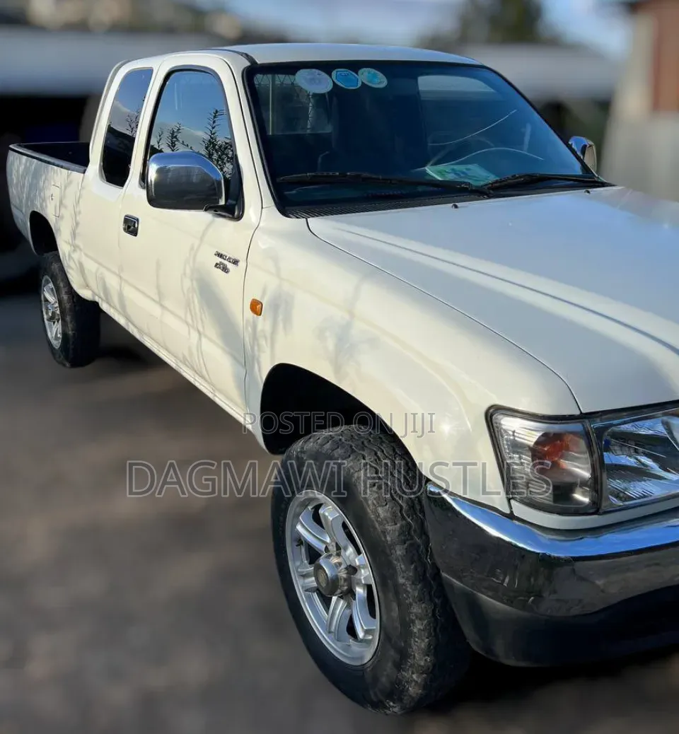 Toyota Hilux 2004 White