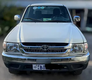 Toyota Hilux 2004 White