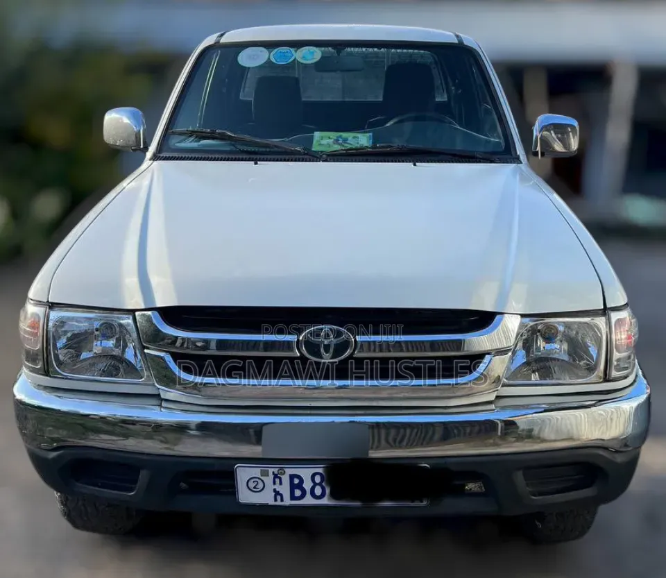 Toyota Hilux 2004 White