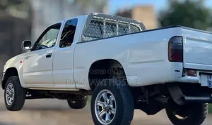 Toyota Hilux 2004 White