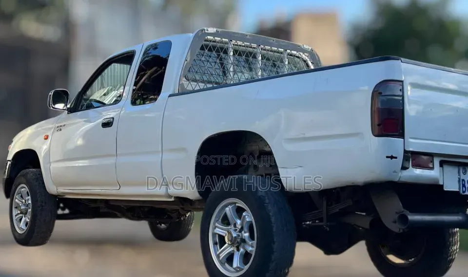 Toyota Hilux 2004 White