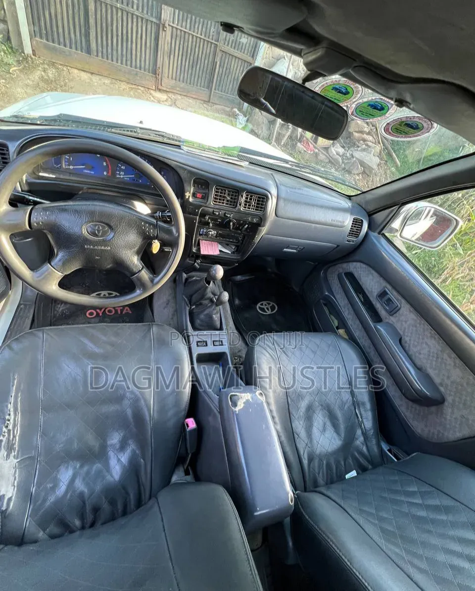 Toyota Hilux 2004 White