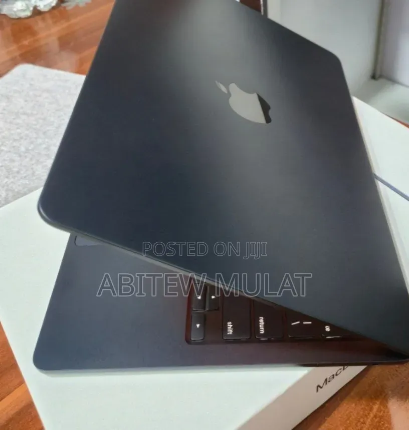 New Laptop Apple MacBook Air 2022 M2 8GB Apple M2 SSD 256GB
