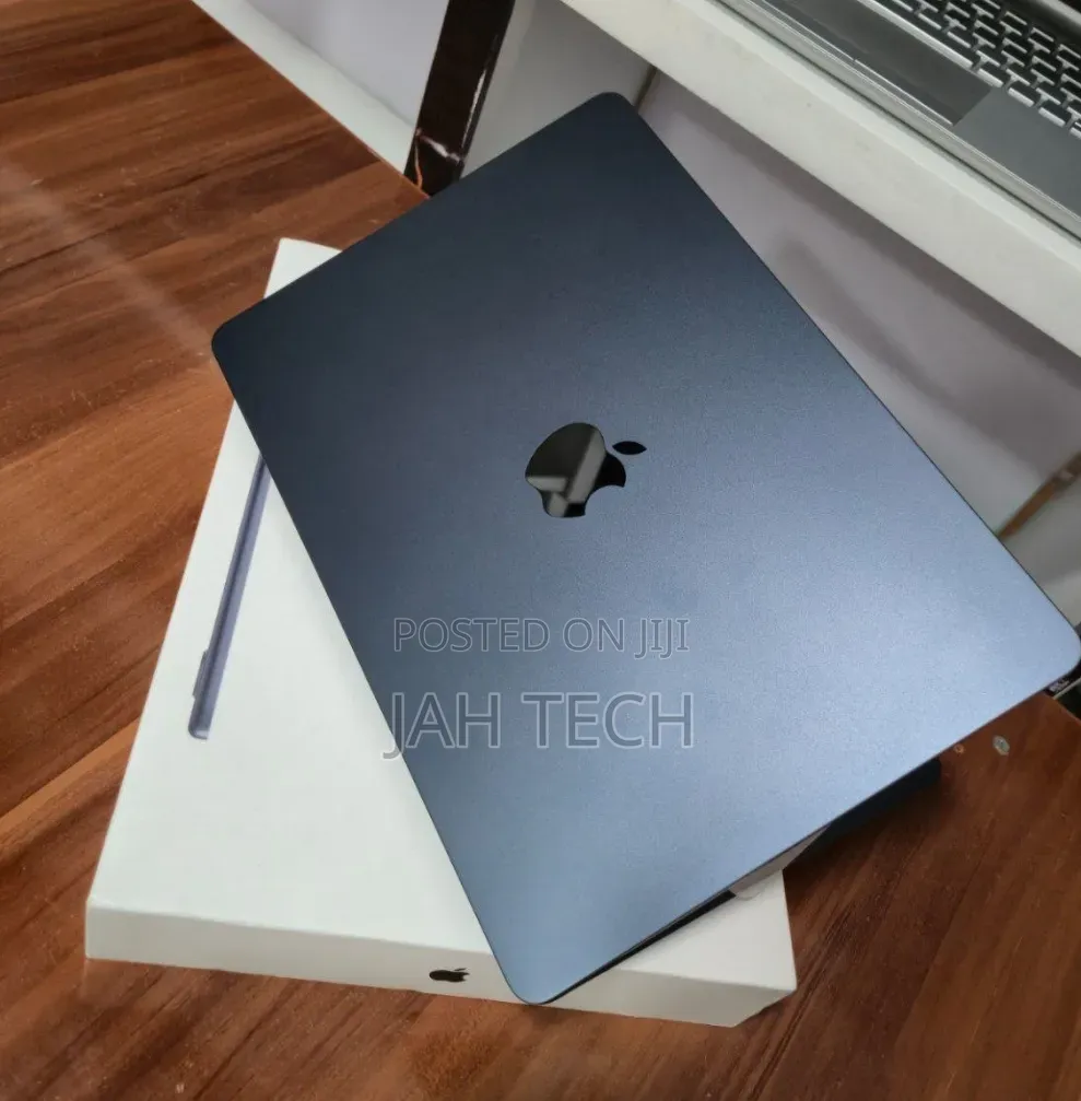 New Laptop Apple MacBook Air 2022 M2 8GB Apple M2 SSD 256GB