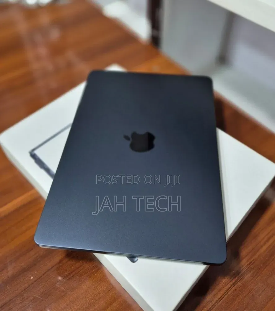 New Laptop Apple MacBook Air 2022 M2 8GB Apple M2 SSD 256GB