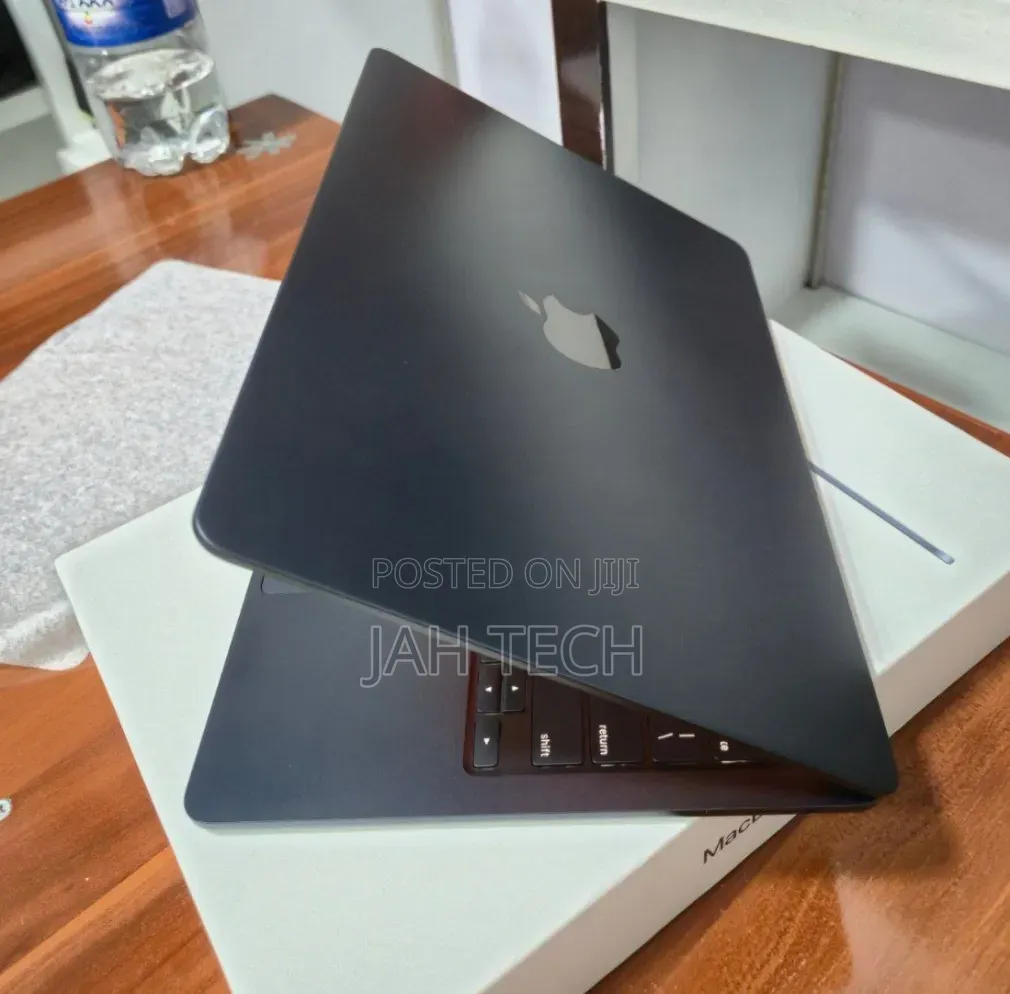 New Laptop Apple MacBook Air 2022 M2 8GB Apple M2 SSD 256GB