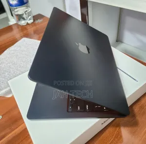 New Laptop Apple MacBook Air 2022 M2 8GB Apple M2 SSD 256GB