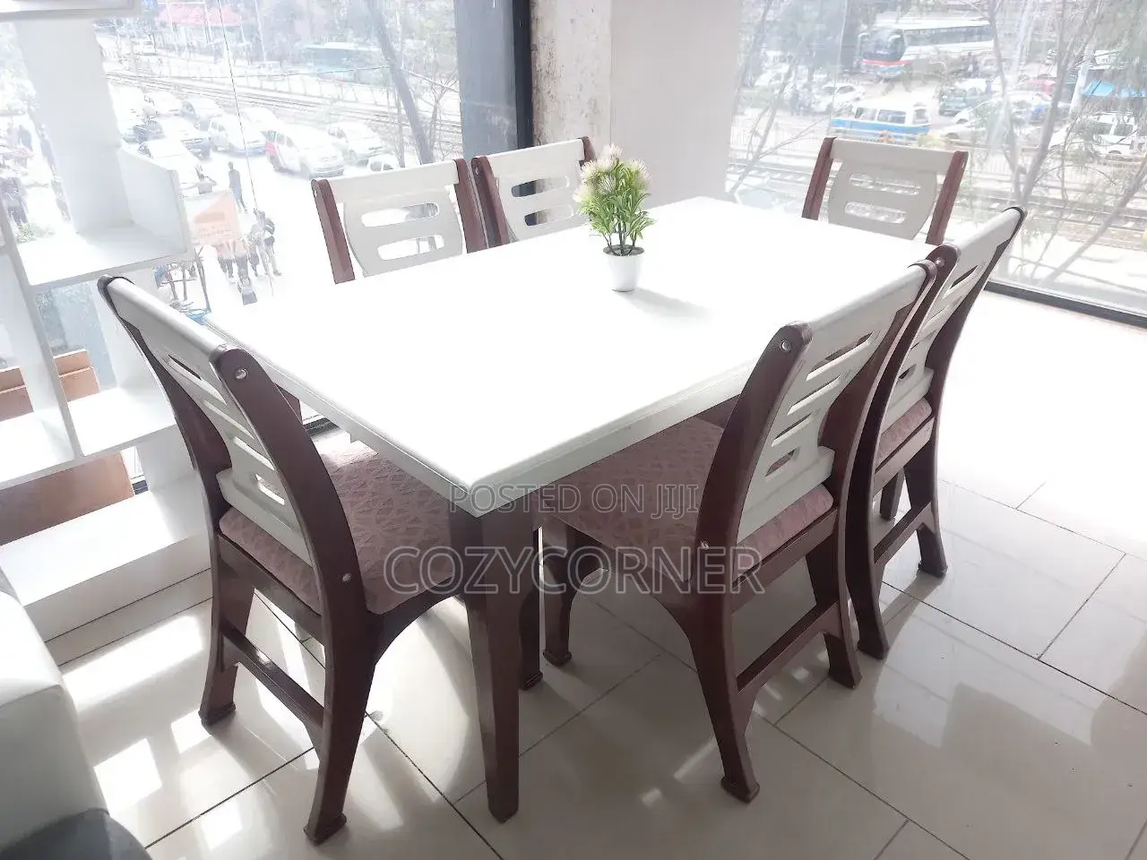 6 Seater Dining Set Crafted With Elegance. የምግብ ጠረጴዛ