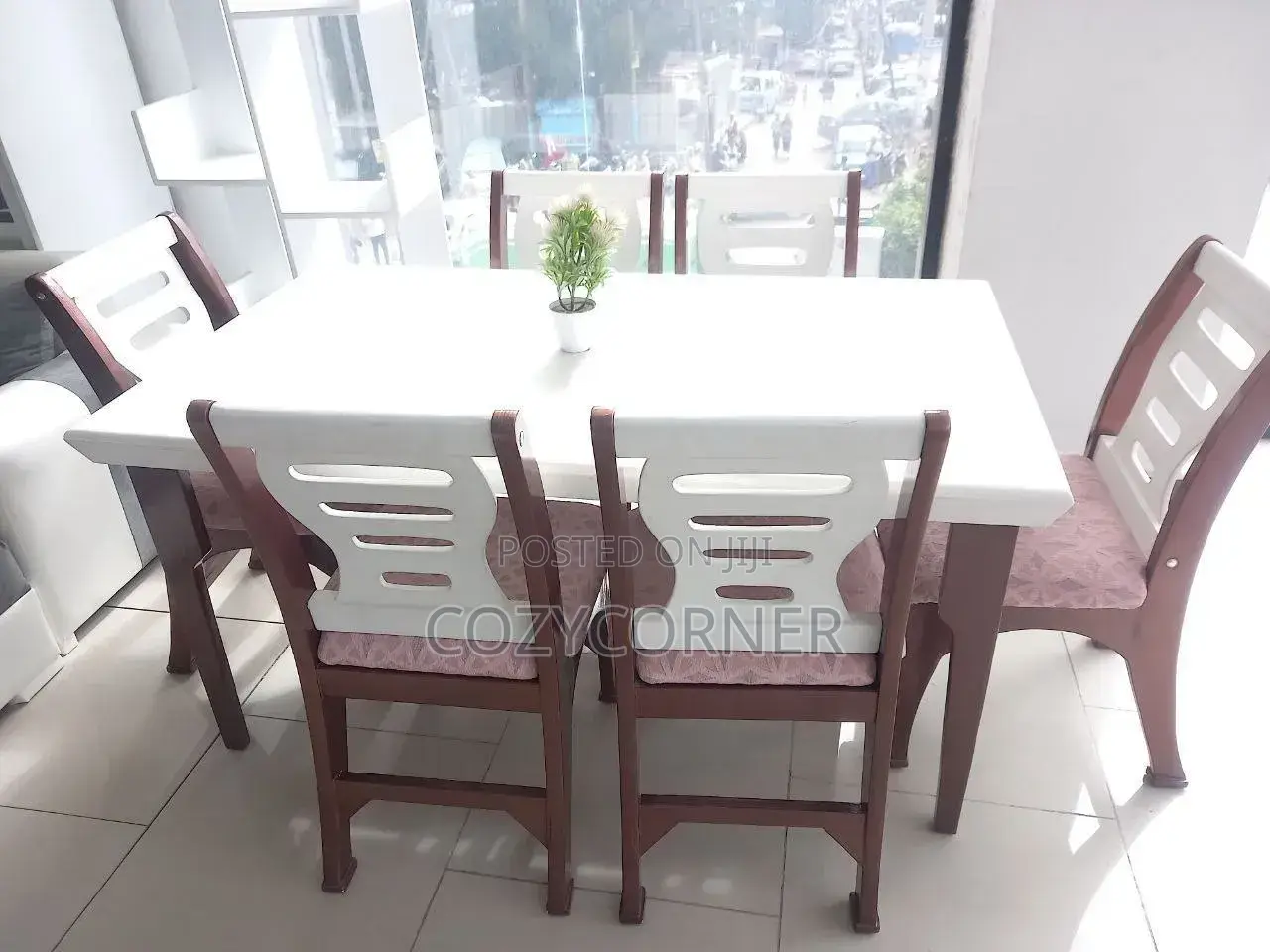 6 Seater Dining Set Crafted With Elegance. የምግብ ጠረጴዛ
