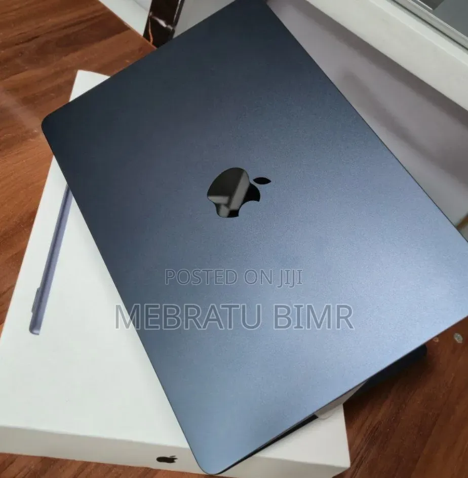 New Laptop Apple MacBook Air 2022 M2 8GB Apple M2 SSD 256GB
